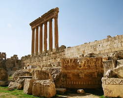 Ливан Баальбек.Вид на колонны храма Юпитера.